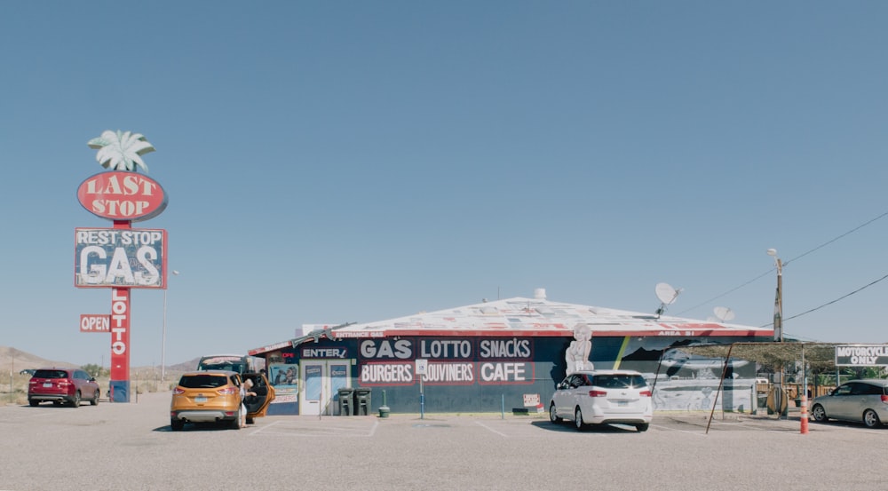 una gasolinera con coches aparcados delante de ella