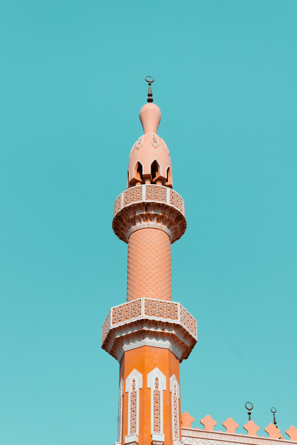 Torre de hormigón marrón bajo el cielo azul durante el día