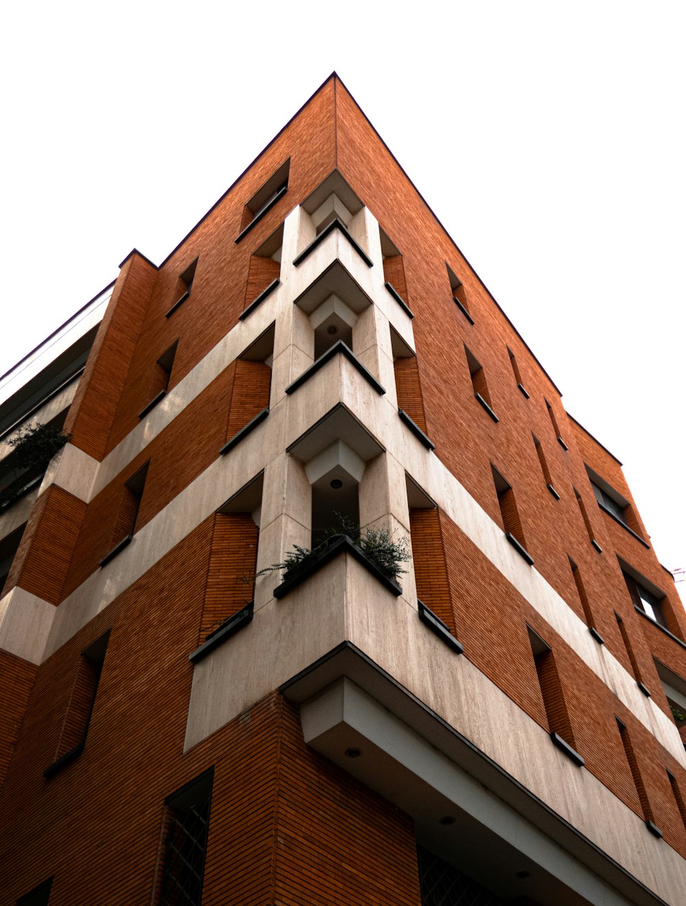 Edificio de hormigón marrón y blanco