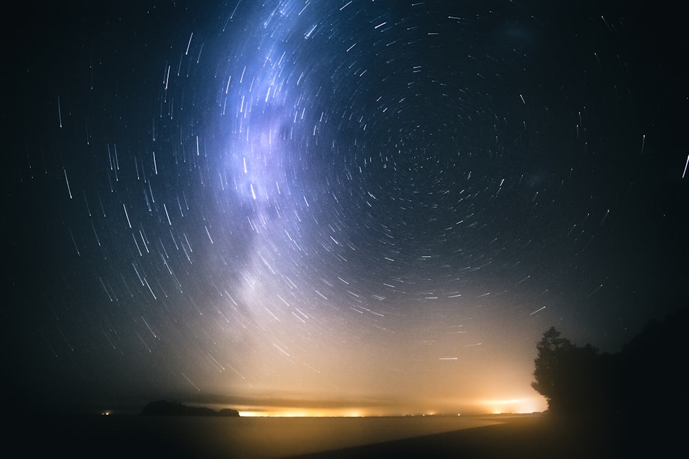 specchio d'acqua durante le ore notturne