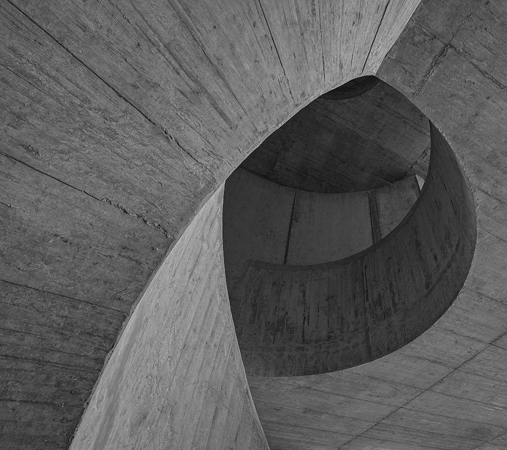 Foto en escala de grises de un túnel de madera