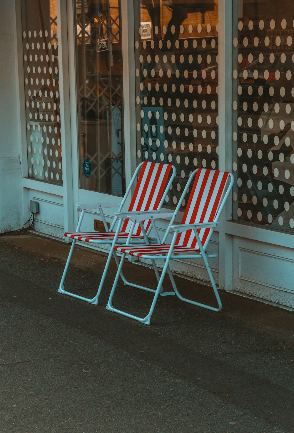 2 sedie pieghevoli a strisce rosse e bianche vicino alla porta di legno  bianco foto – Grigio Immagine gratuita su Unsplash