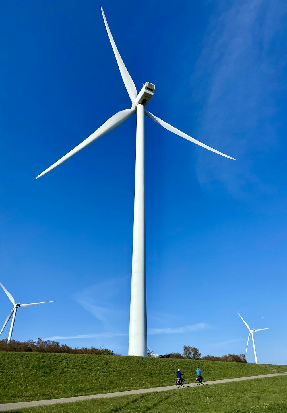 turbina eólica branca sob o céu azul durante o dia