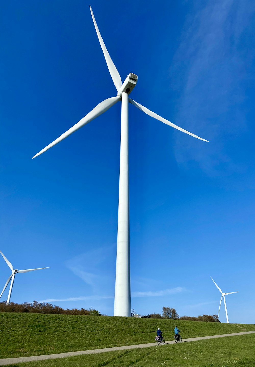 turbina eolica bianca sotto il cielo blu durante il giorno