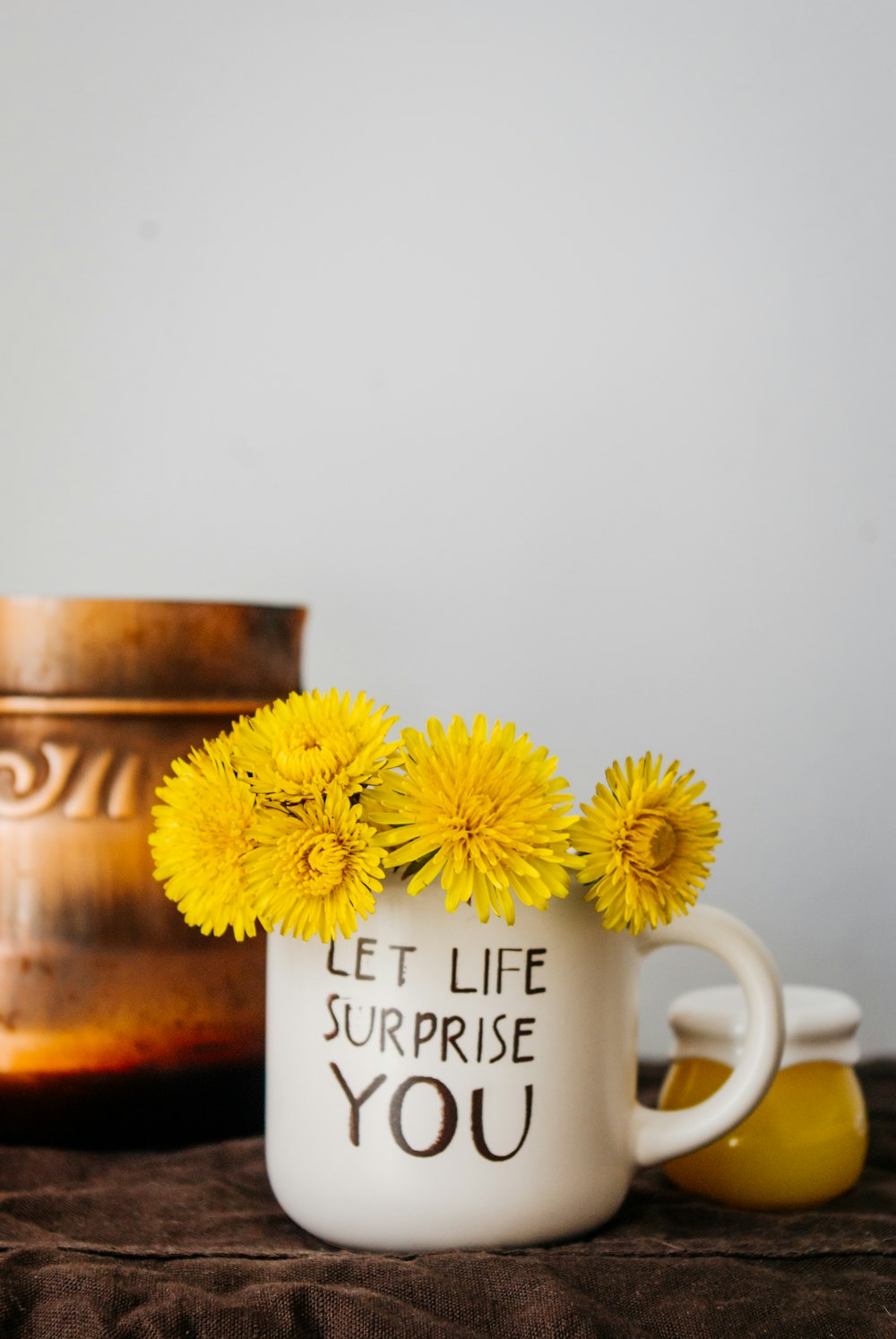 caneca de cerâmica branca com flores amarelas