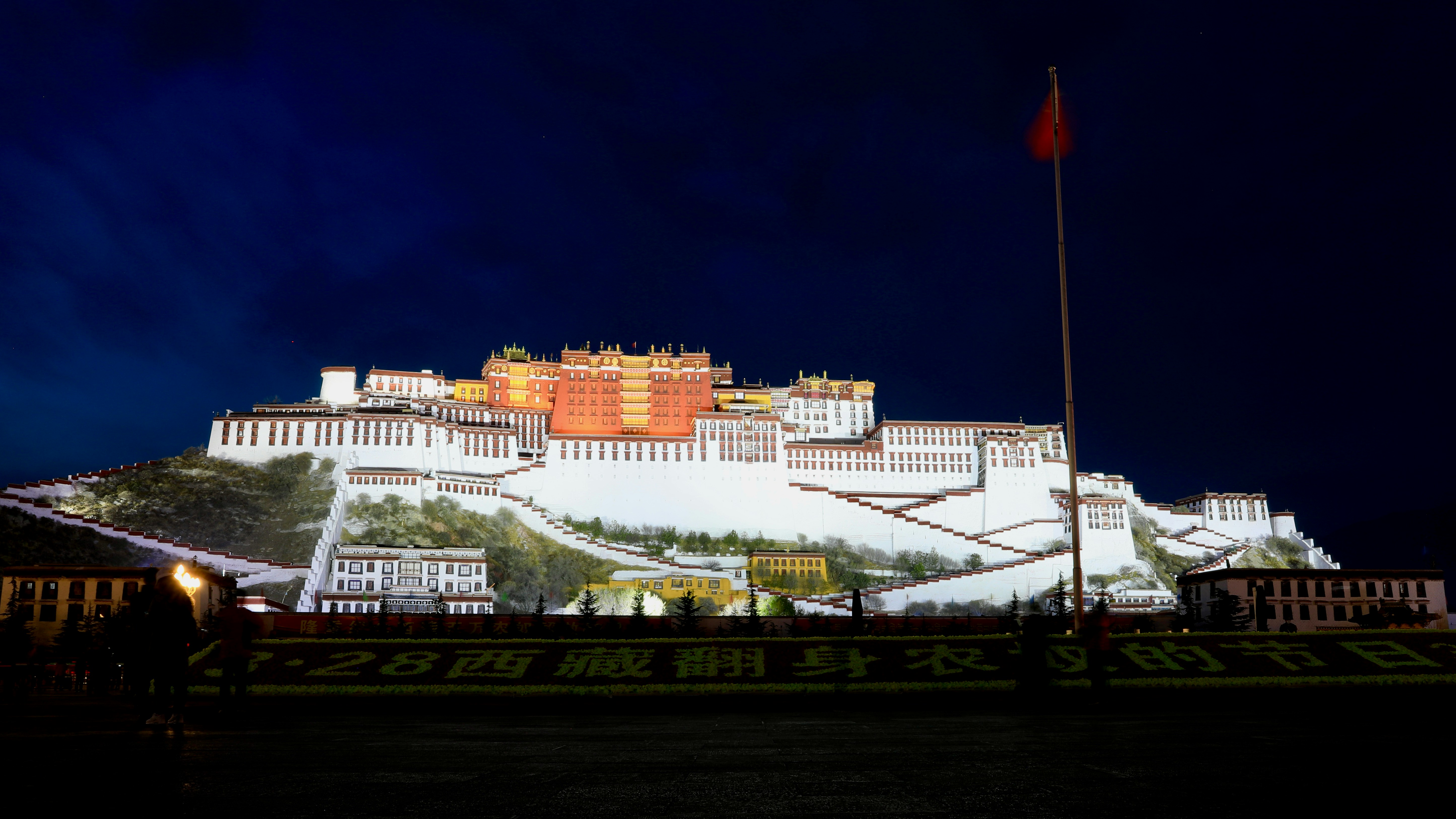 Potala Palace: Keagungan Spiritual dan Arsitektur Tibet yang Memukau