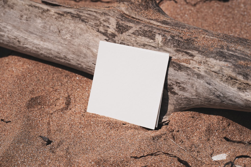 papel de impressora branco na areia marrom