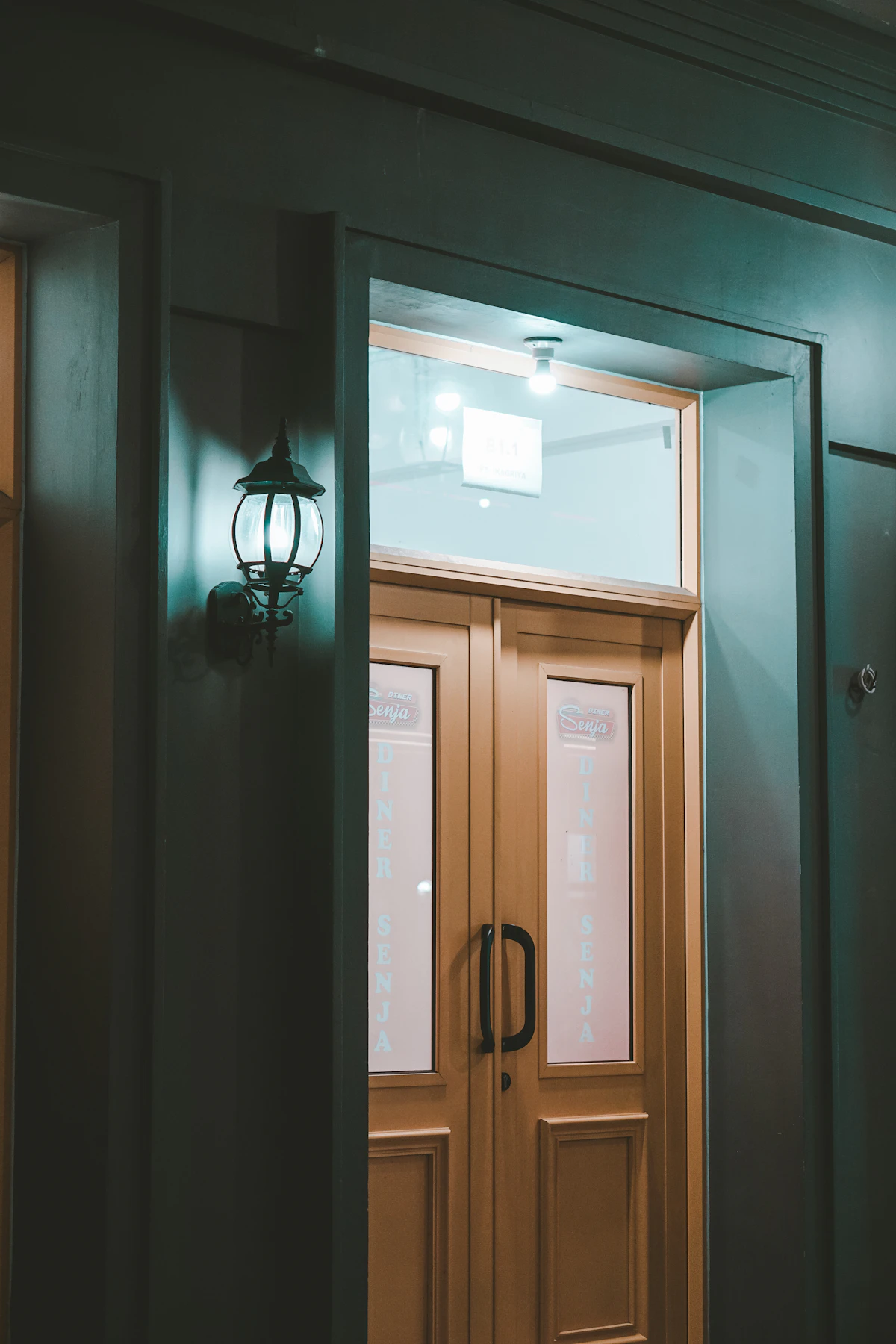 Pintu kayu cokelat dengan gagang hitam