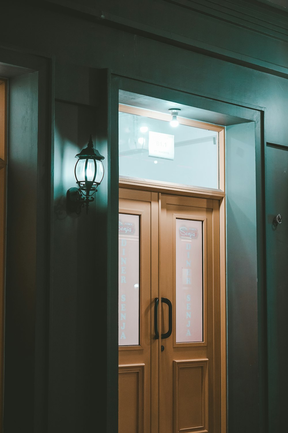 Porte en bois brun avec levier de porte en acier noir