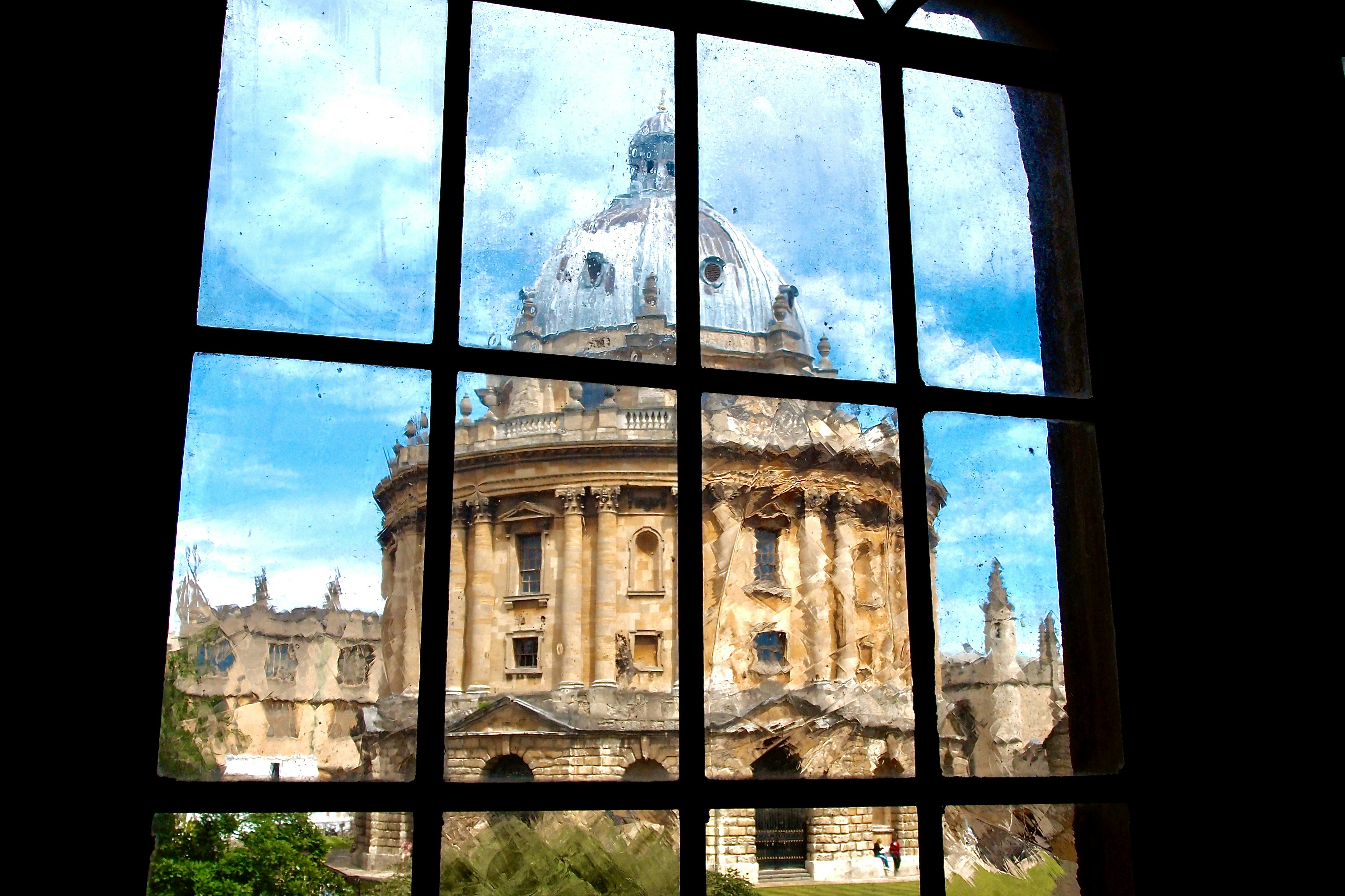 Braunes Betongebäude unter blauem Himmel tagsüber
