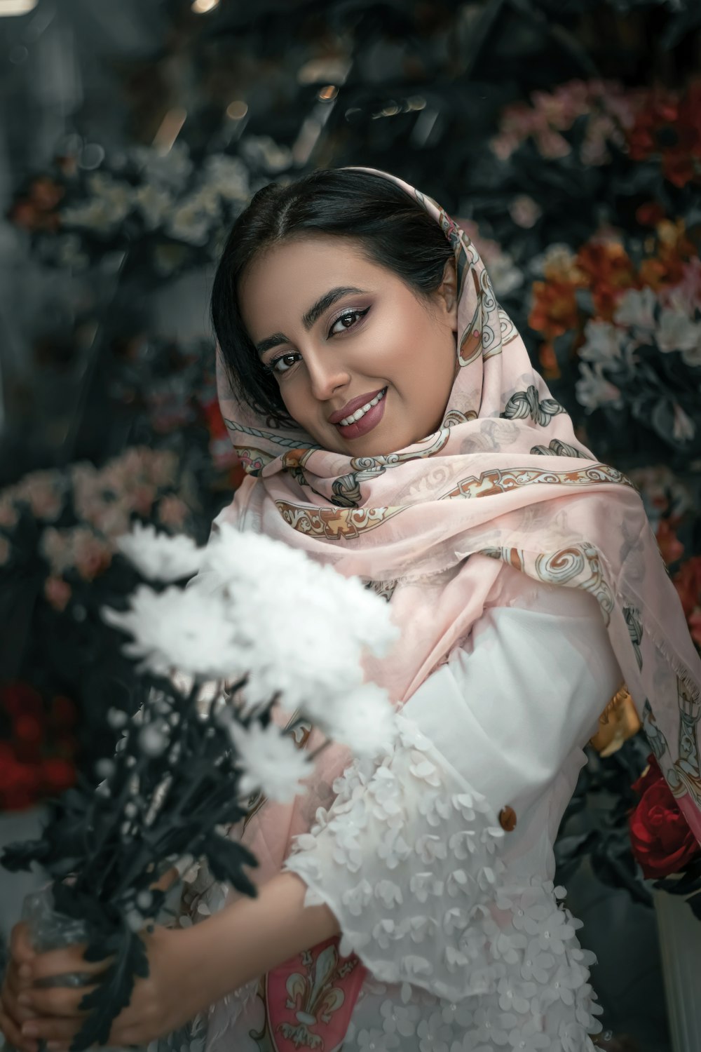 흰색과 갈색 꽃무늬 히잡을 쓴 여자