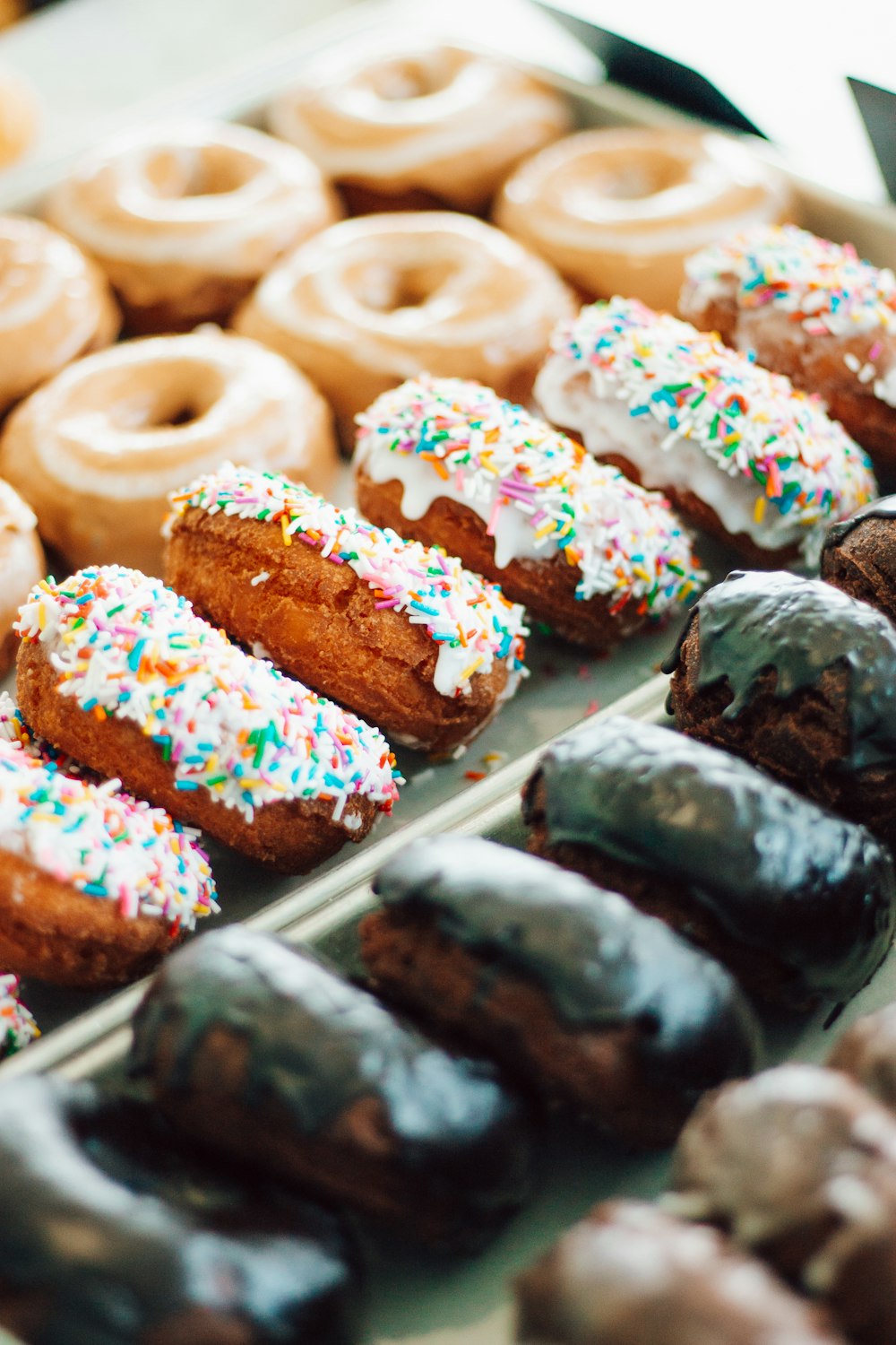 Donuts auf durchsichtigem Plastikbehälter