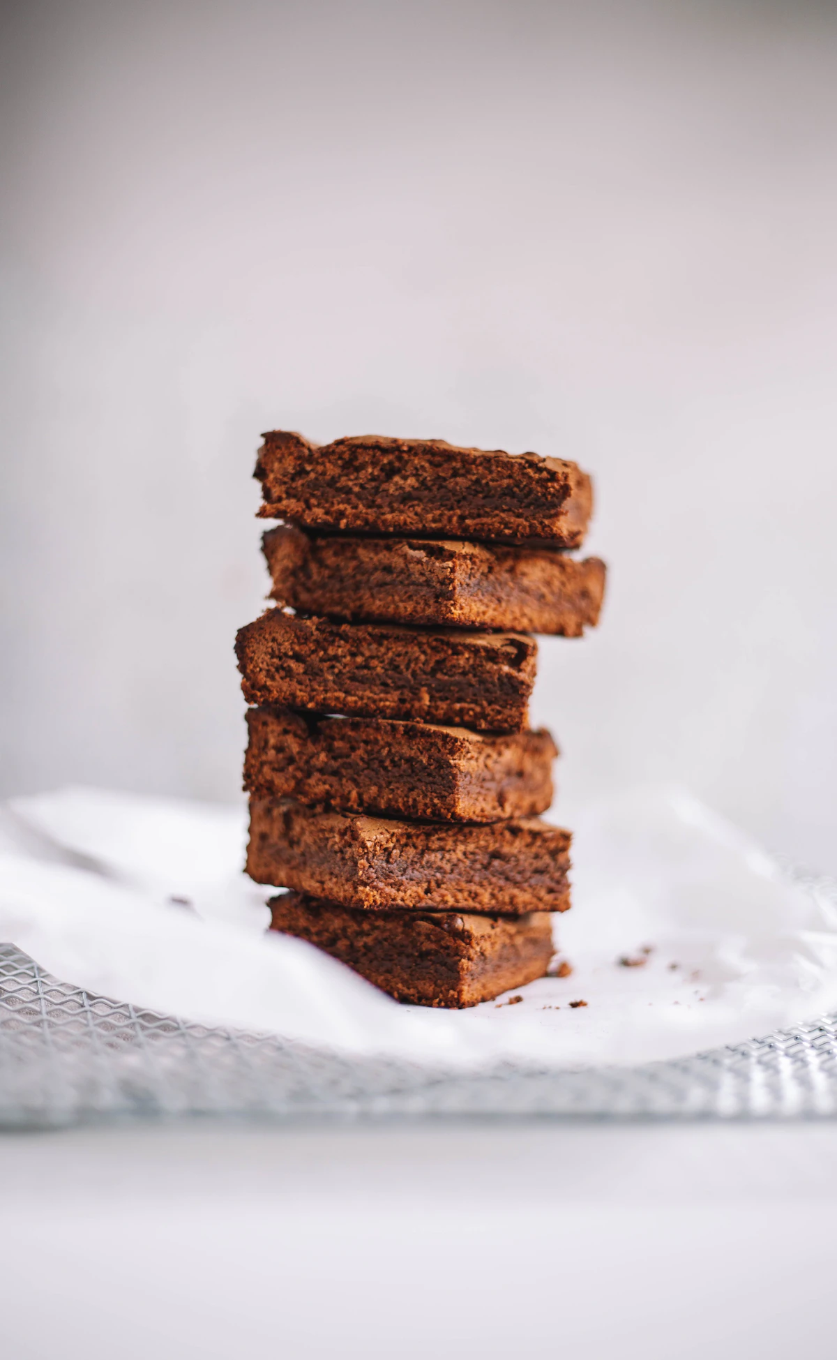 Høy stabel med brownies (illustrasjonsbilde)