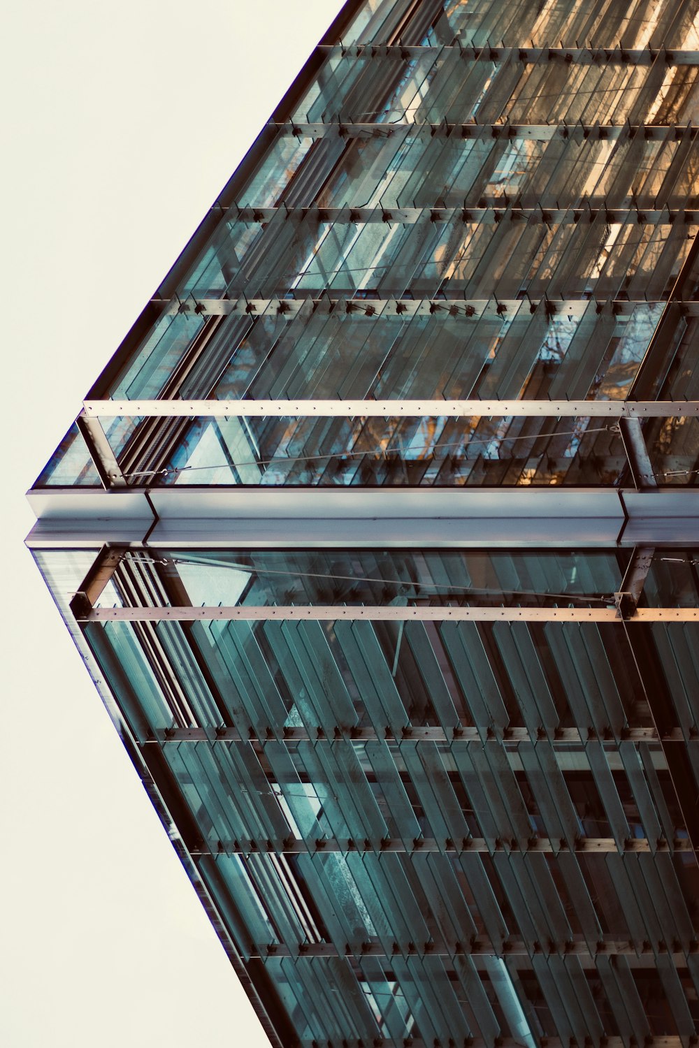 Fotografía de ángulo bajo de edificios de gran altura