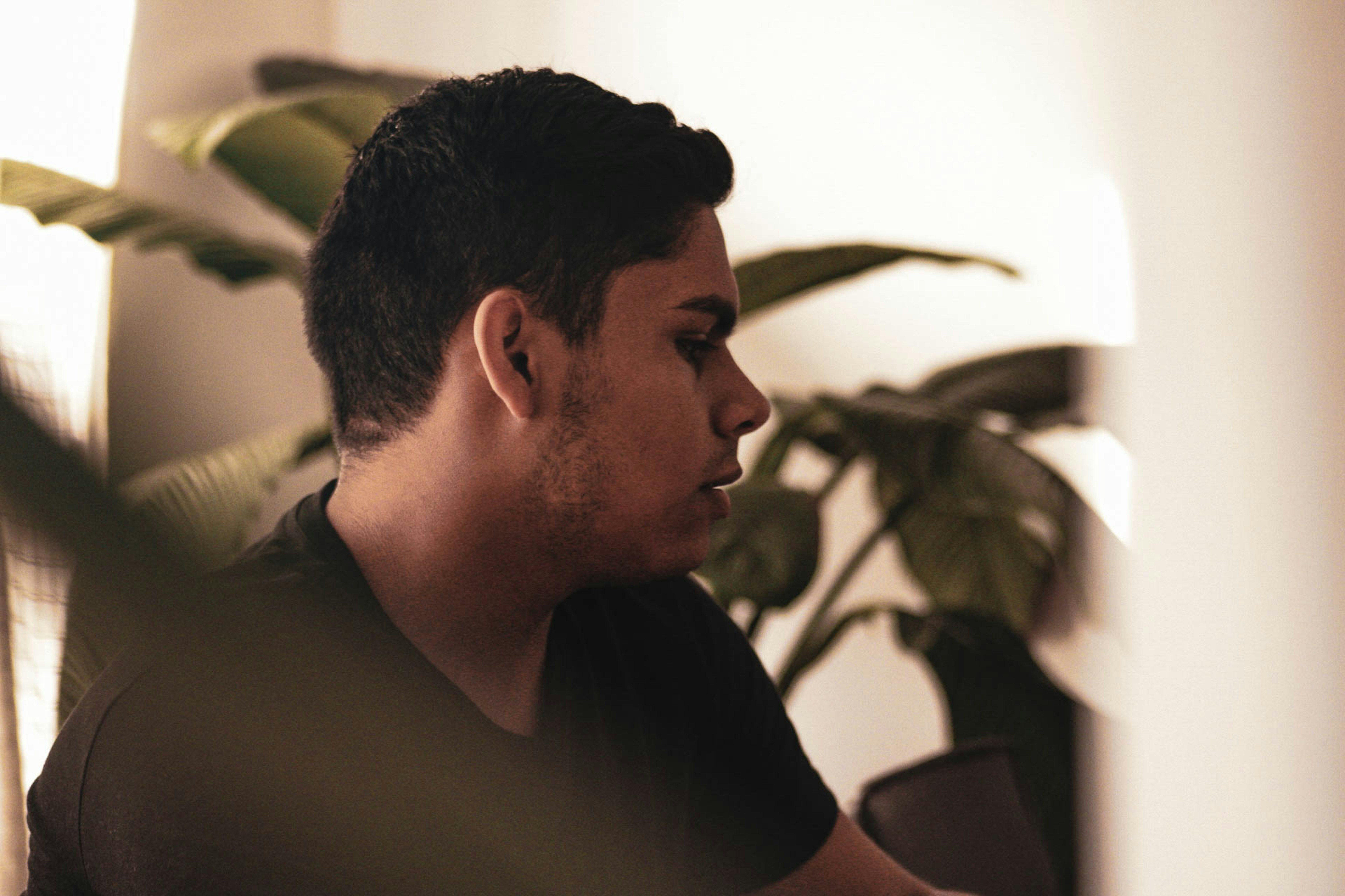 man in gray crew neck shirt