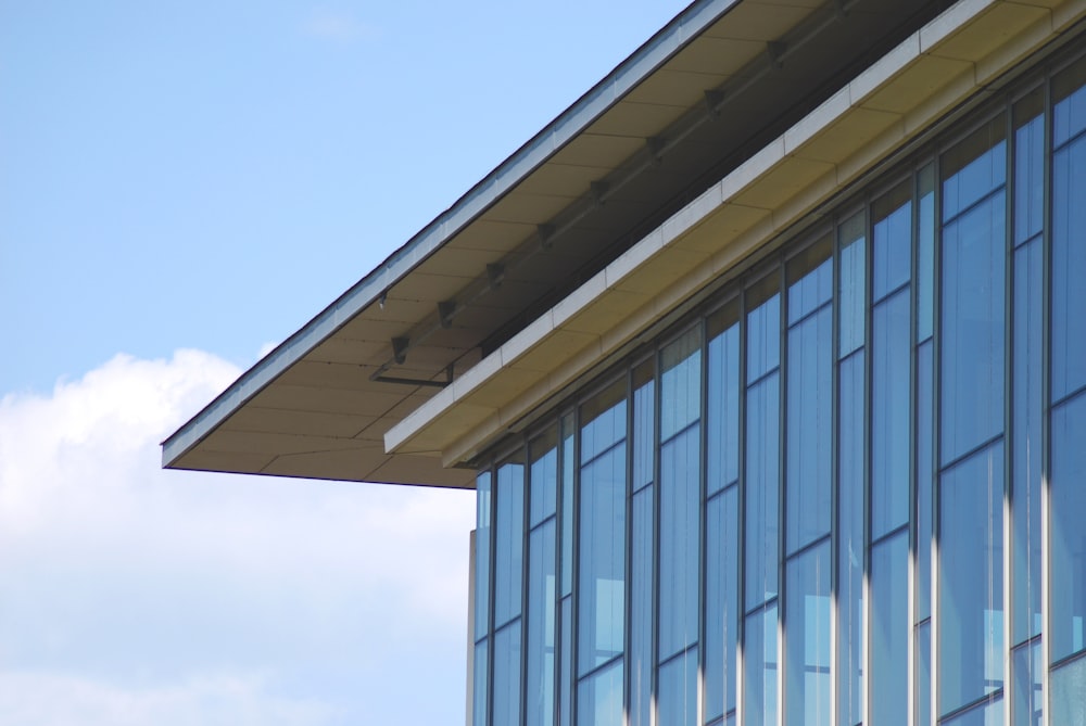 Weißes und blaues Gebäude unter blauem Himmel tagsüber