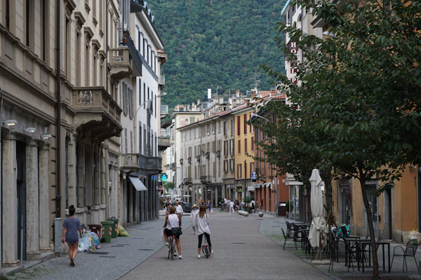 Mercatini vintage a Como: la seta, il lago e l'occhio esigente