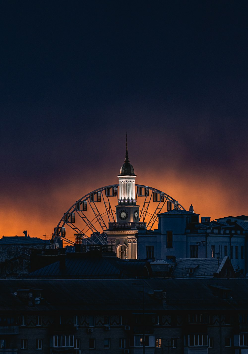 Bâtiment en béton blanc et noir au coucher du soleil