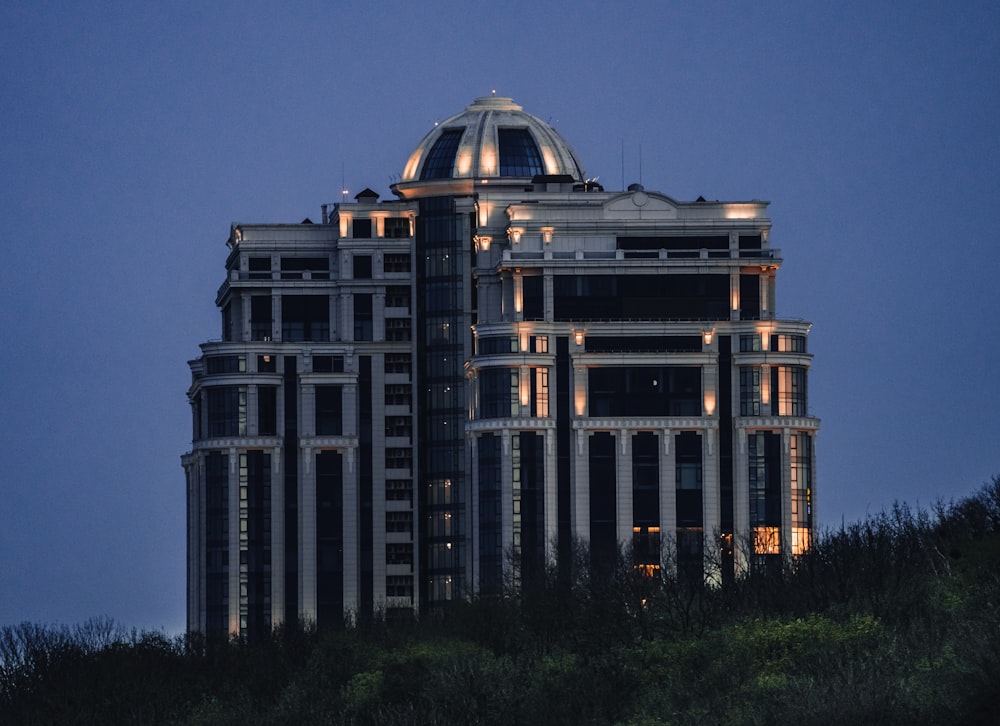 Edificio de hormigón marrón durante el día