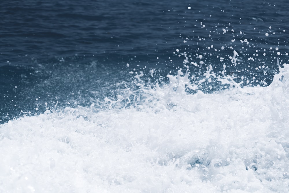 onde d'acqua sull'acqua blu dell'oceano durante il giorno