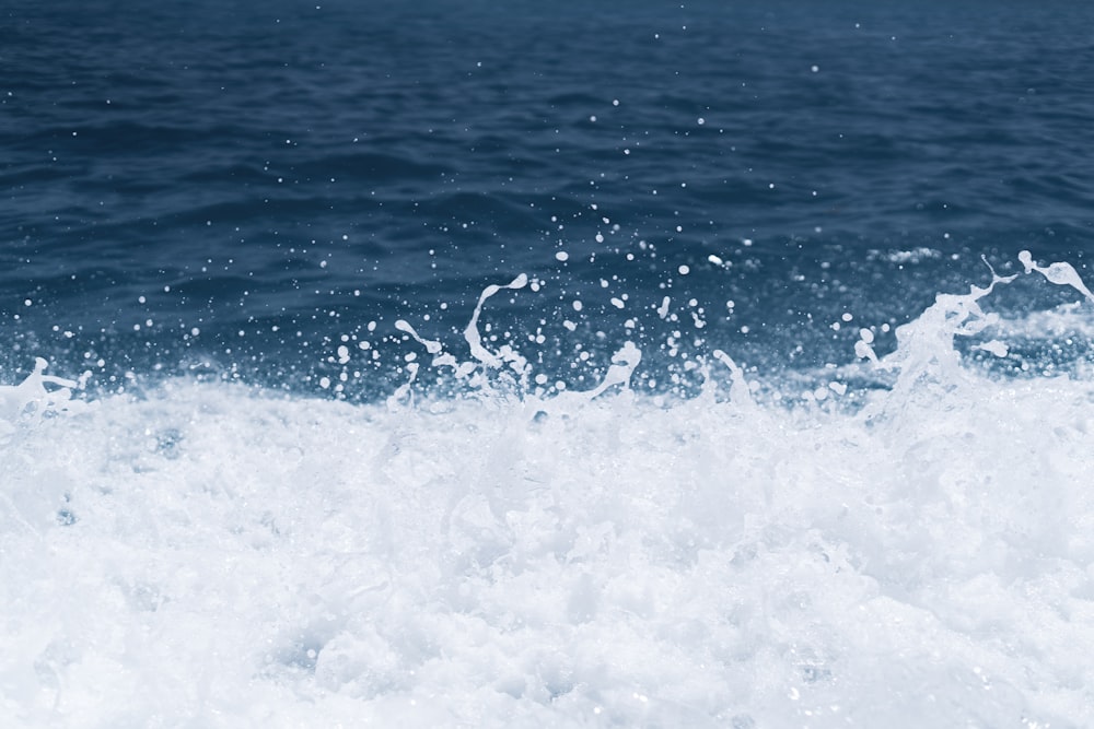 Onde d'acqua sul mare blu durante il giorno