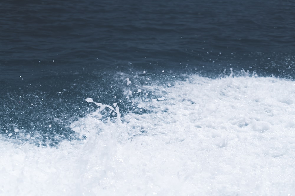 onde d'acqua sull'acqua blu dell'oceano durante il giorno