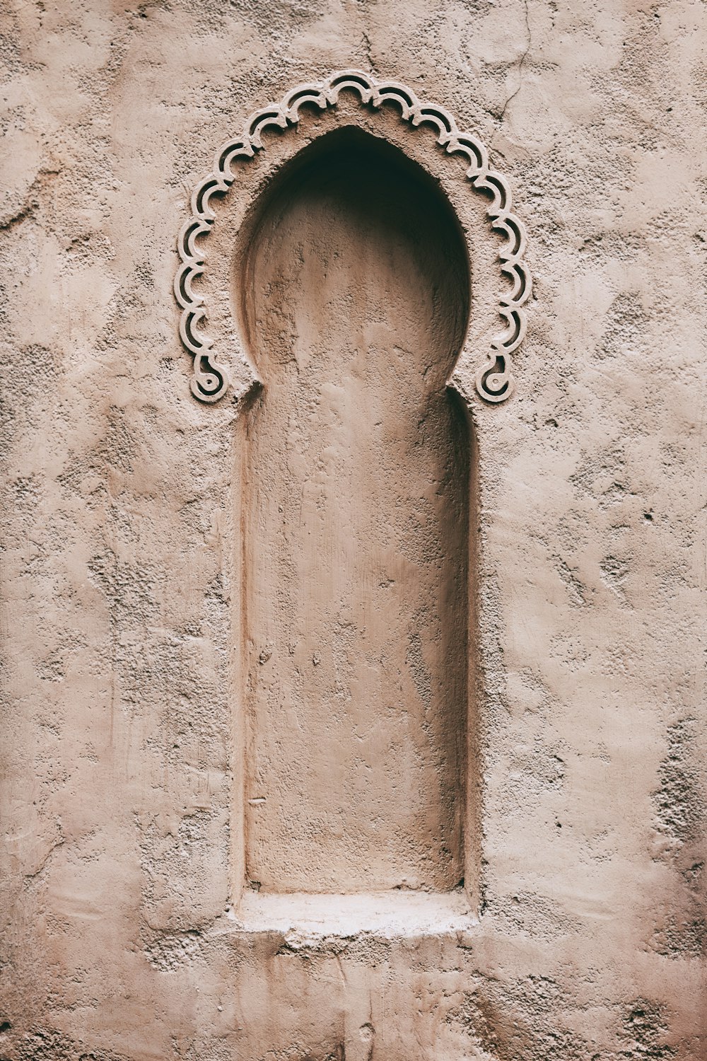 chaîne en métal marron sur mur en béton blanc