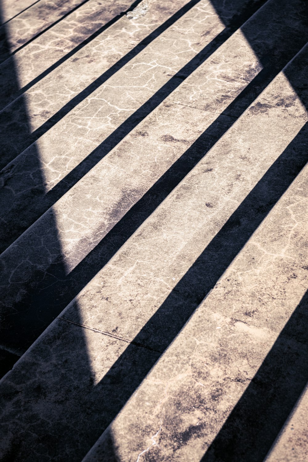 ombre de personne sur le trottoir en béton gris