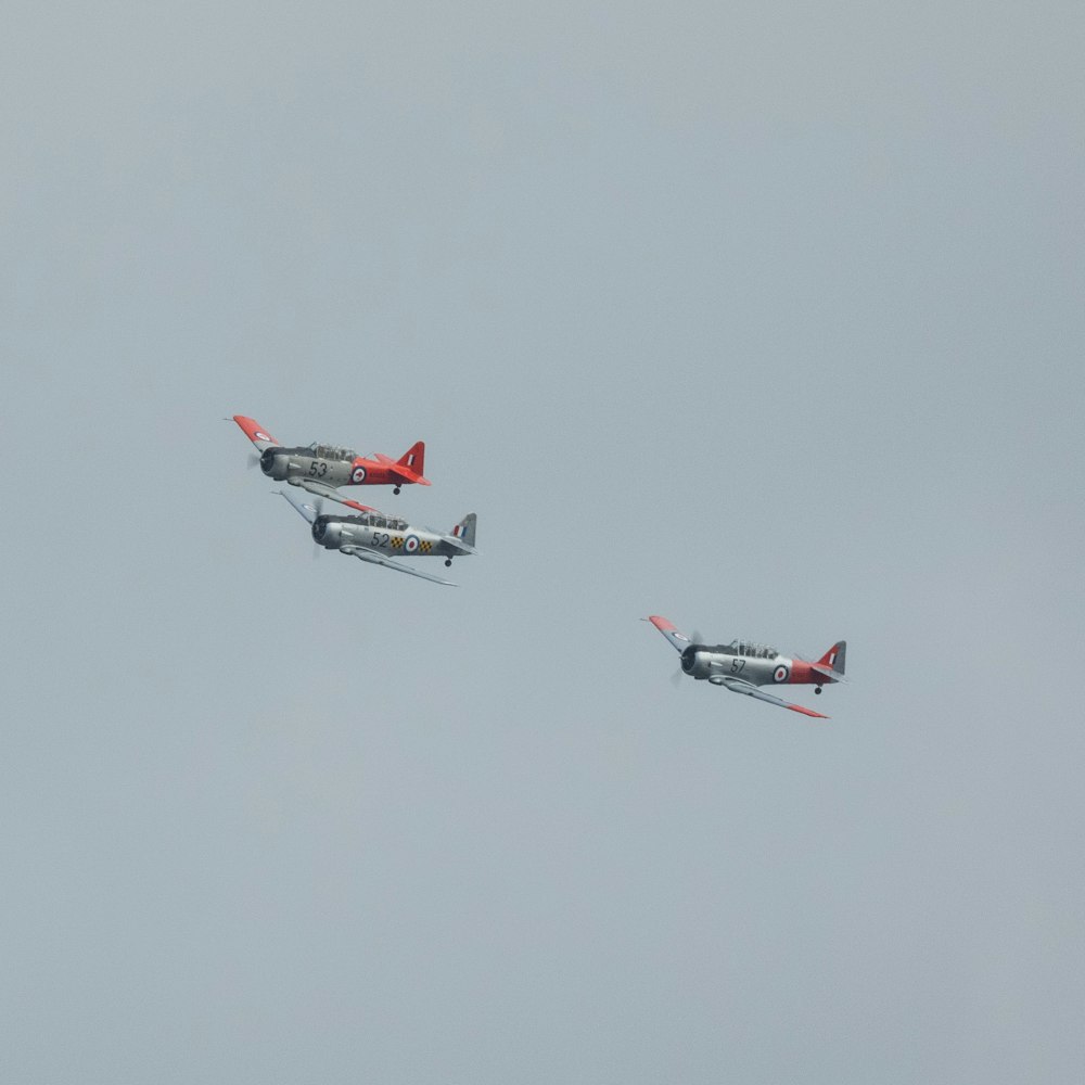 Avión blanco y rojo volando en el cielo