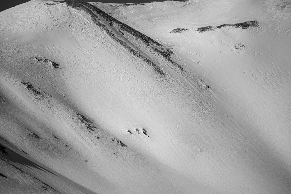 Graustufenfoto des schneebedeckten Berges