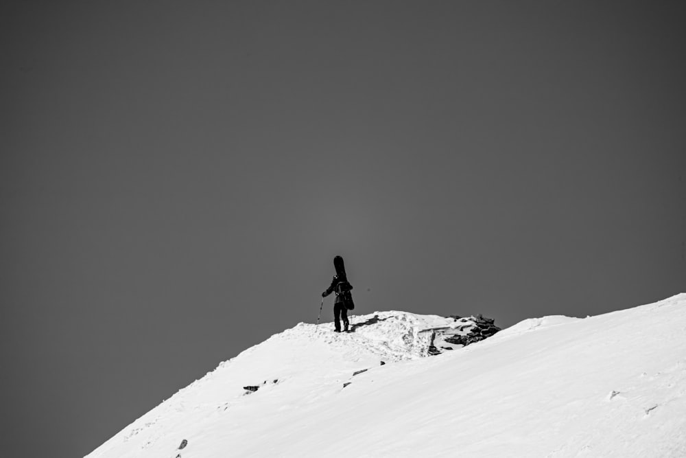 pessoa em pé na montanha coberta de neve