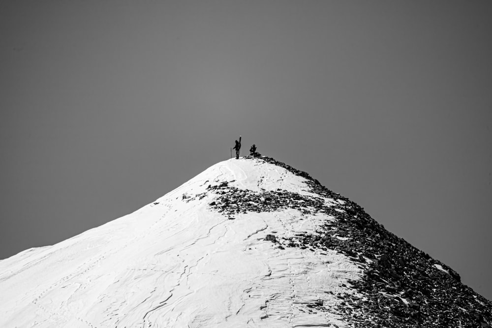 Persona in piedi sulla montagna coperta di neve