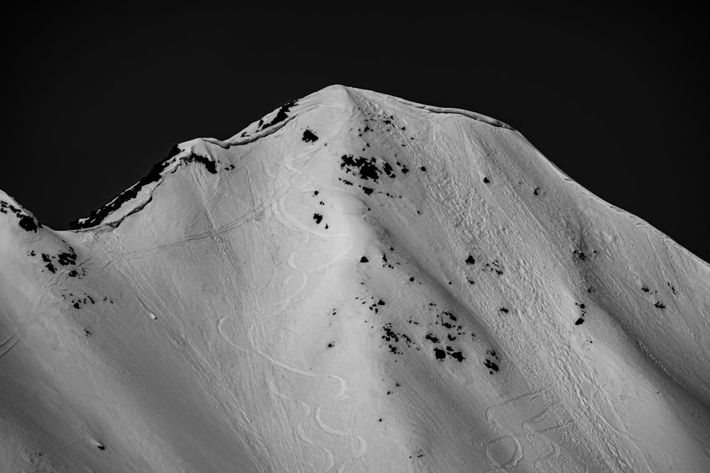 Graustufenfoto des schneebedeckten Berges