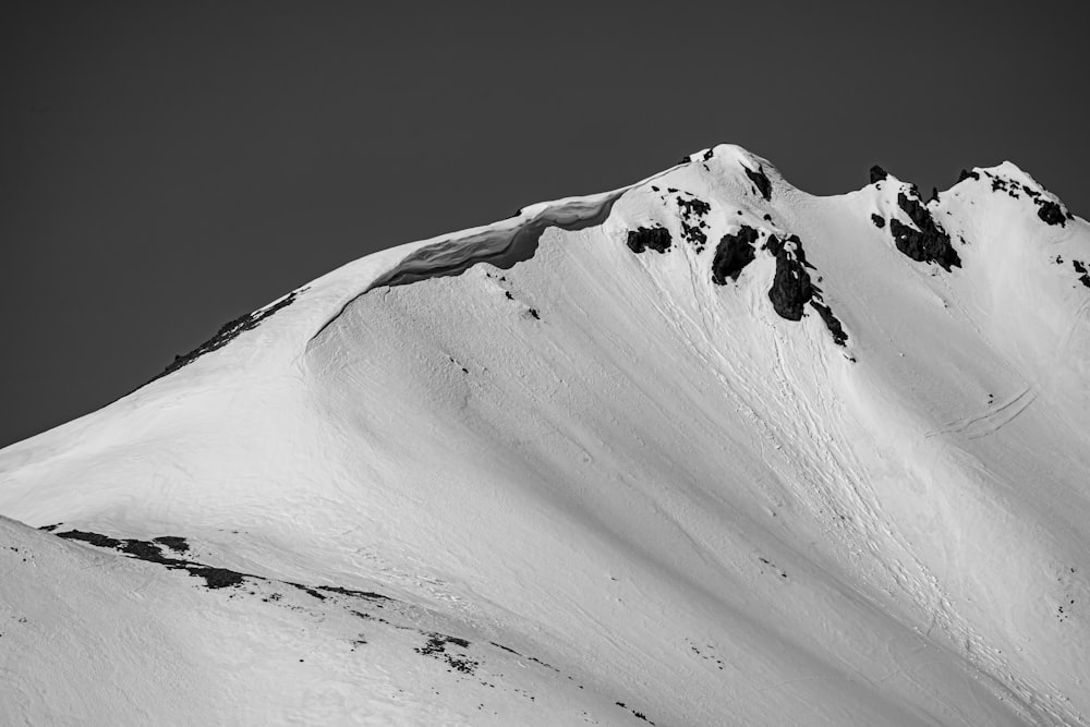 Photo en niveaux de gris d’une montagne enneigée