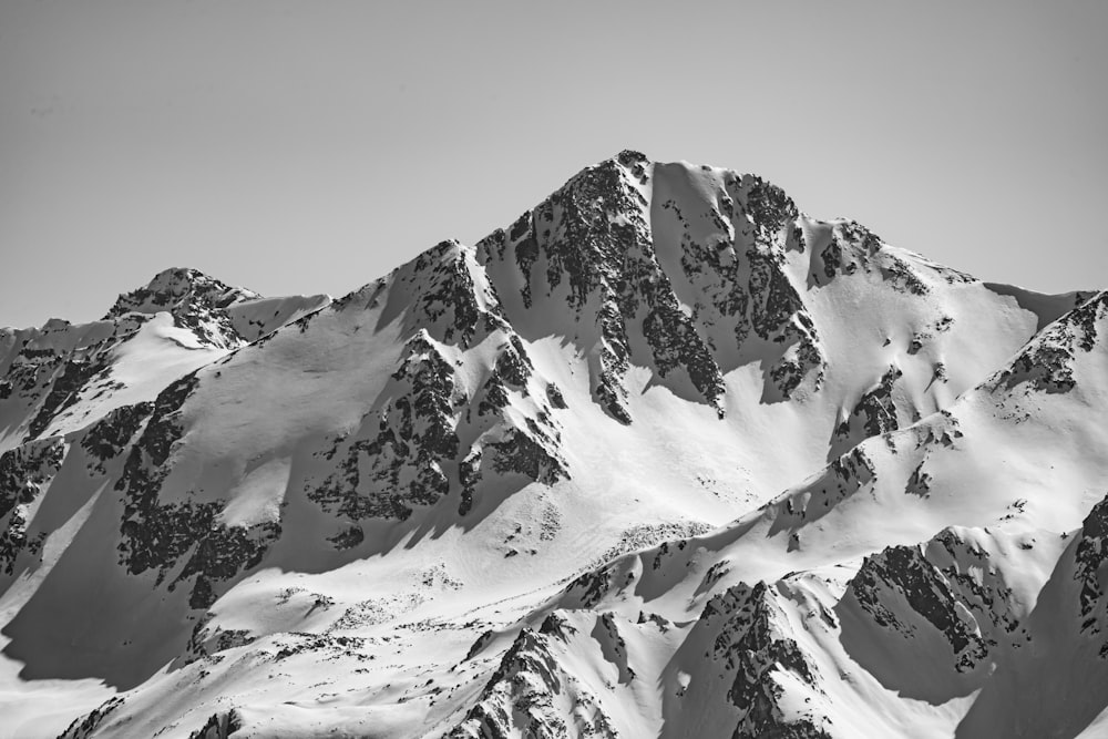 montagna innevata durante il giorno