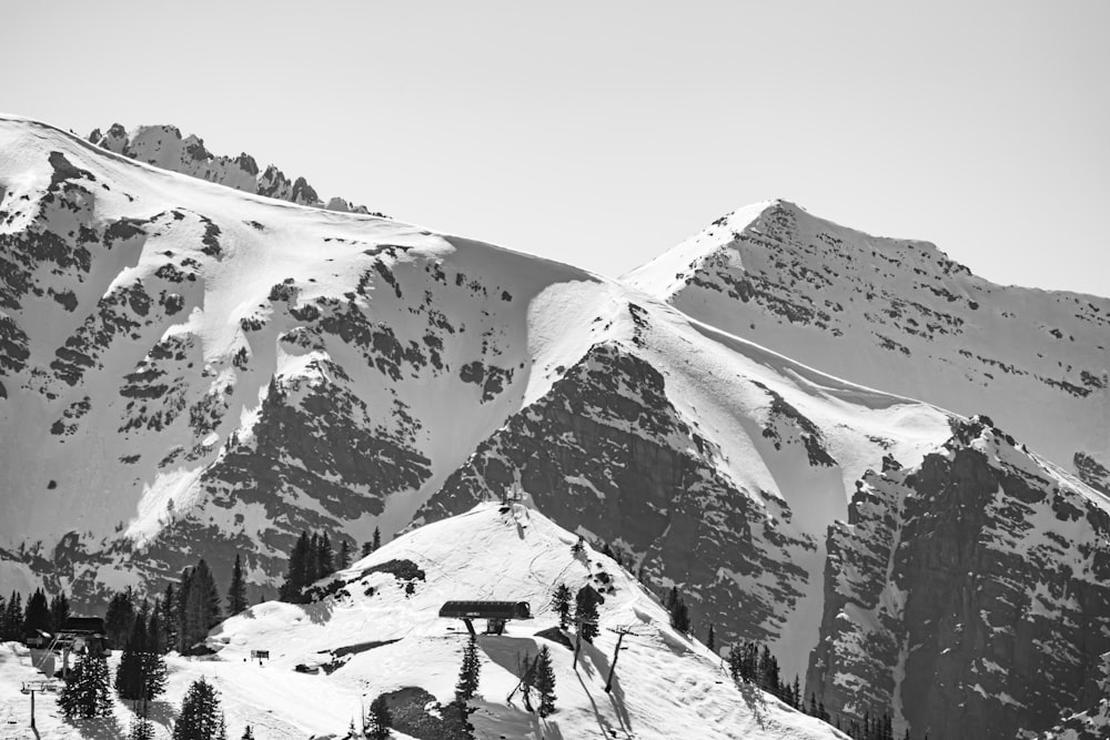 foto in scala di grigi di montagna coperta di neve