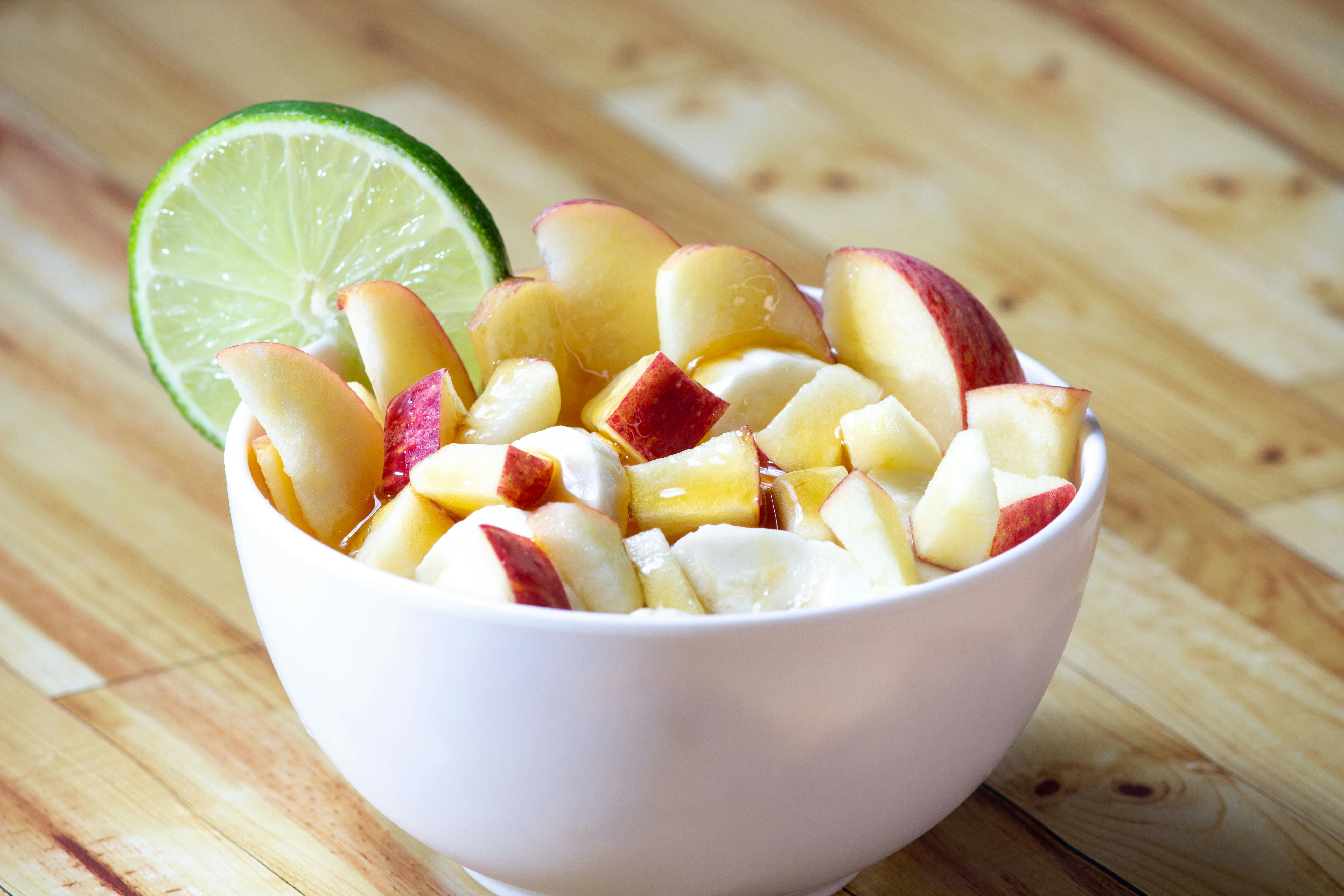 Frutas fatiadas em bowl branco