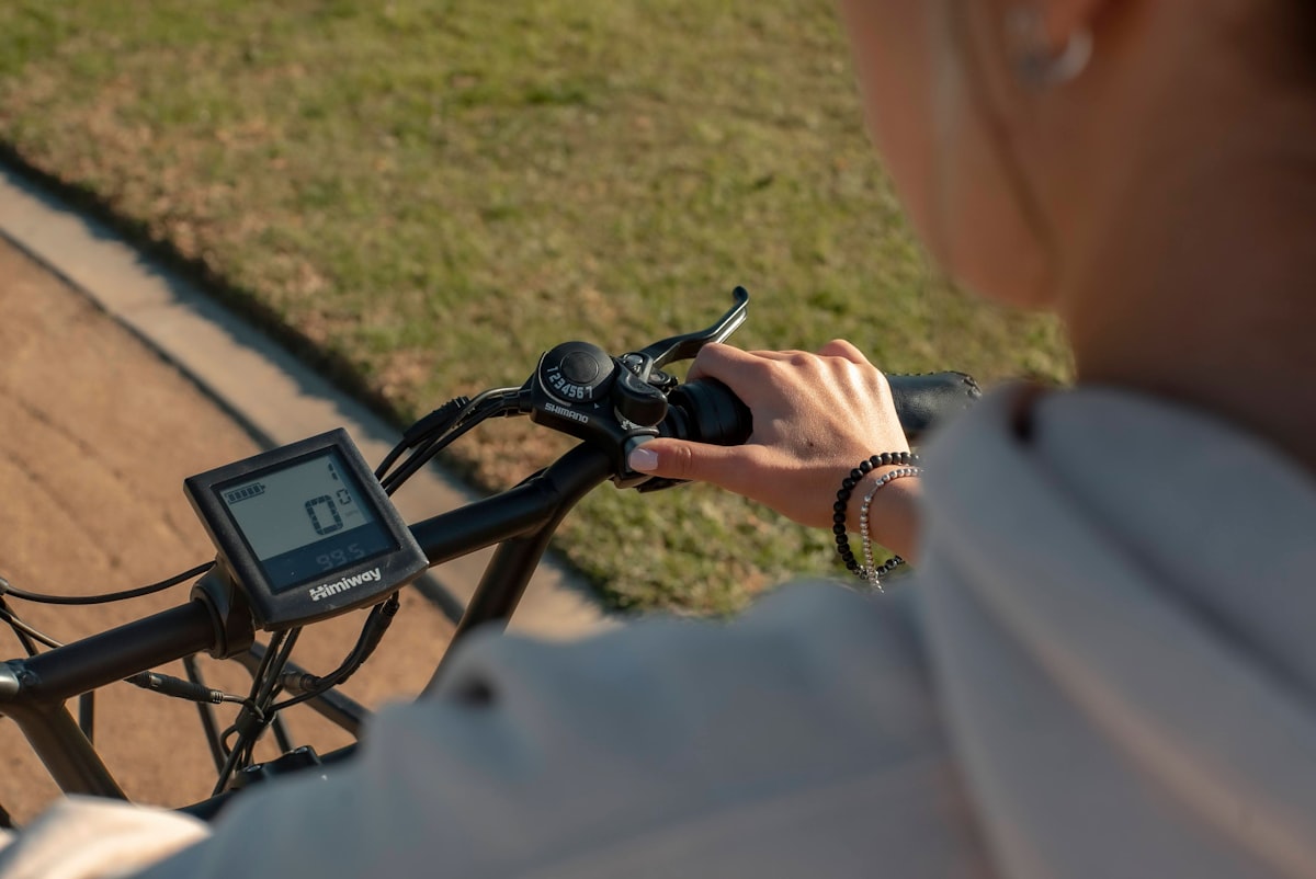 電動アシスト自転車はペダルを踏む際に、電動モーターがアシストして加速をサポートしてくれる自転車です。