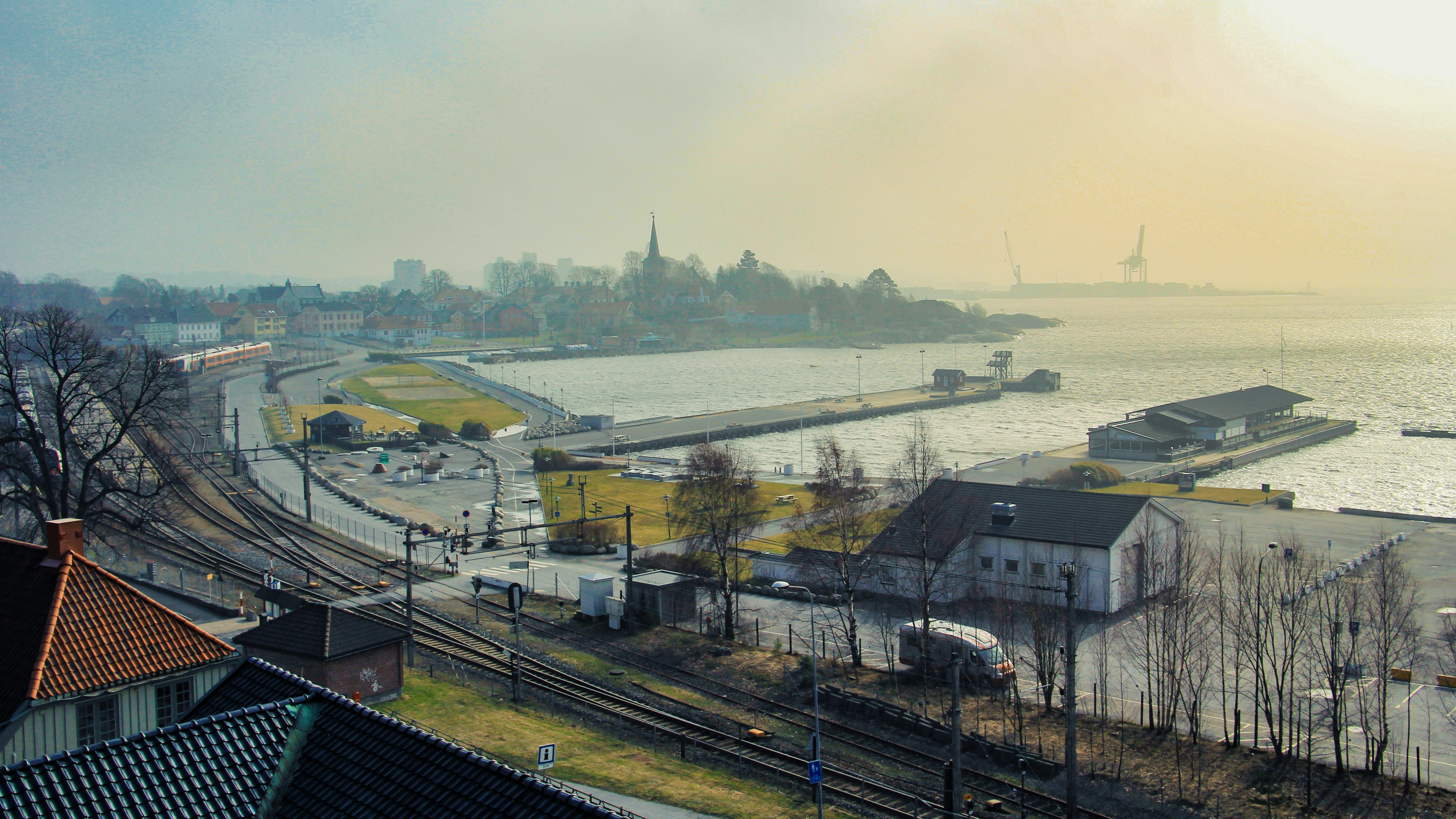 Costruzione di cemento bianco e nero vicino agli alberi verdi durante il giorno