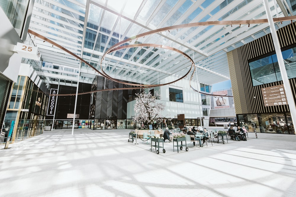 personnes assises sur des chaises à l’intérieur du bâtiment