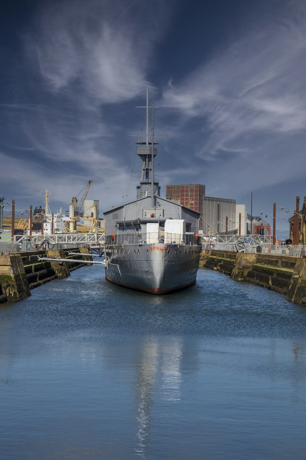 Blau-weißes Schiff tagsüber am Dock