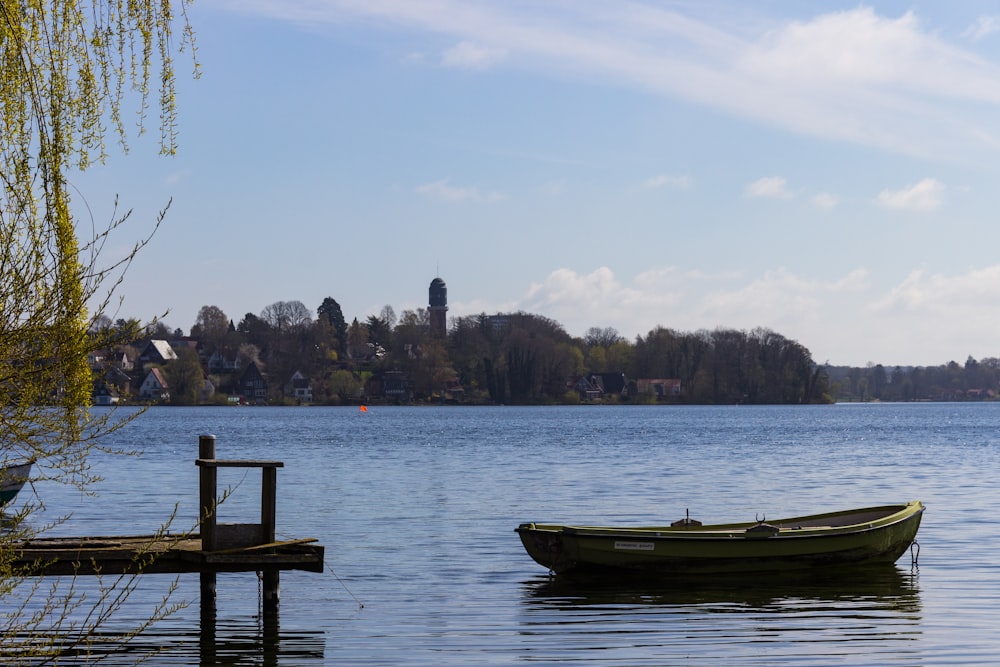 Barca bianca sullo specchio d'acqua durante il giorno