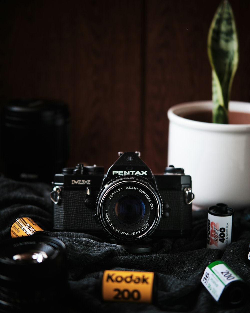 Appareil photo reflex numérique Nikon noir à côté d’une tasse en céramique blanche