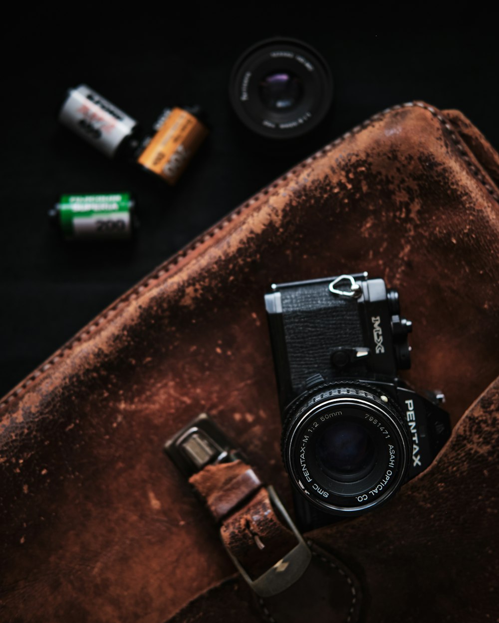 schwarz-silberne Kamera auf braunem Ledertextil