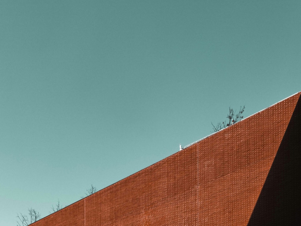 braune Betonwand unter blauem Himmel tagsüber