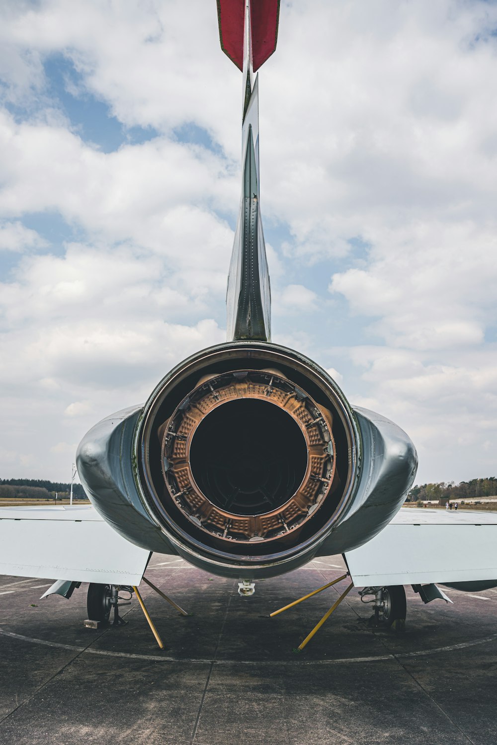 昼間の曇り空の下で飛行機の翼