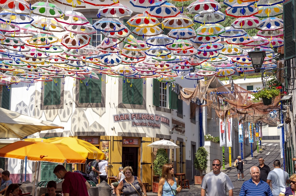 Menschen, die tagsüber auf der Straße spazieren gehen