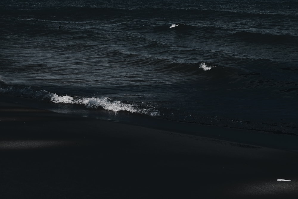 ondas do mar batendo em terra durante o dia