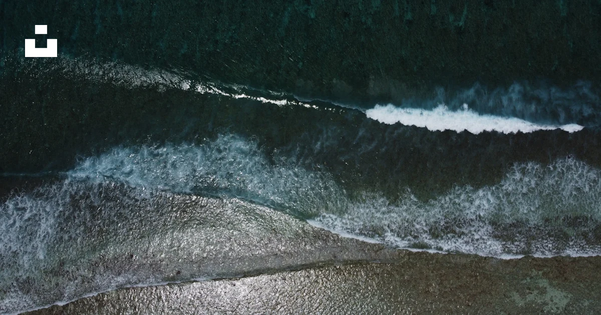 Aerial view of ocean waves photo – Free Malé Image on Unsplash
