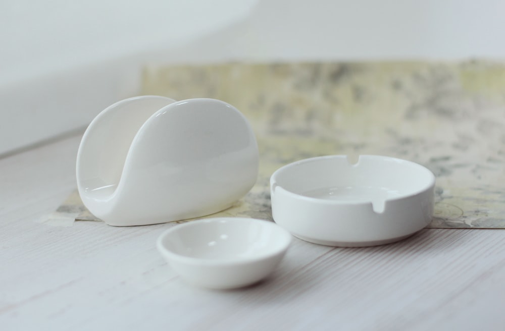 Bol en céramique blanche sur table en bois blanc